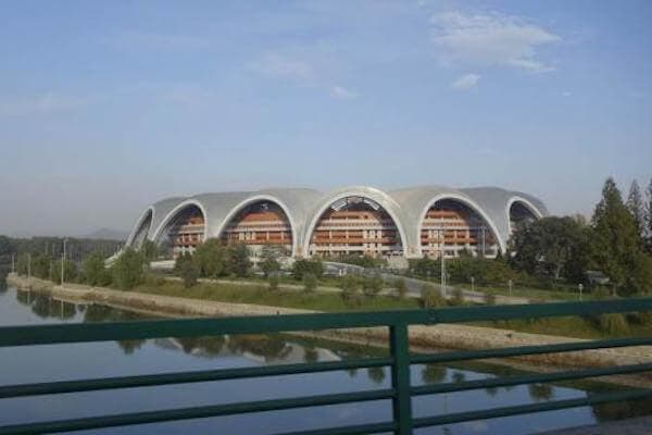 MAAILMAN 10 SUURINTA STADIONIA